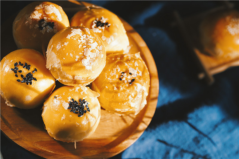 美食蛋黄酥自然光拍摄