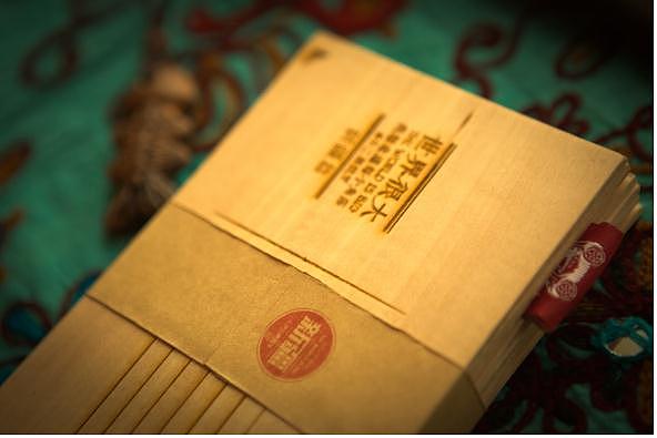 《书籍装帧—新疆旅游书系列》内蒙古师范大学国际现代设计艺术学院 于青君 #青春答卷2014#（图ZMTM1NjQ4Njg=） - 书籍/画册 - 站酷设计师小二黑拔牙原创素材 - 站酷ZCOOL