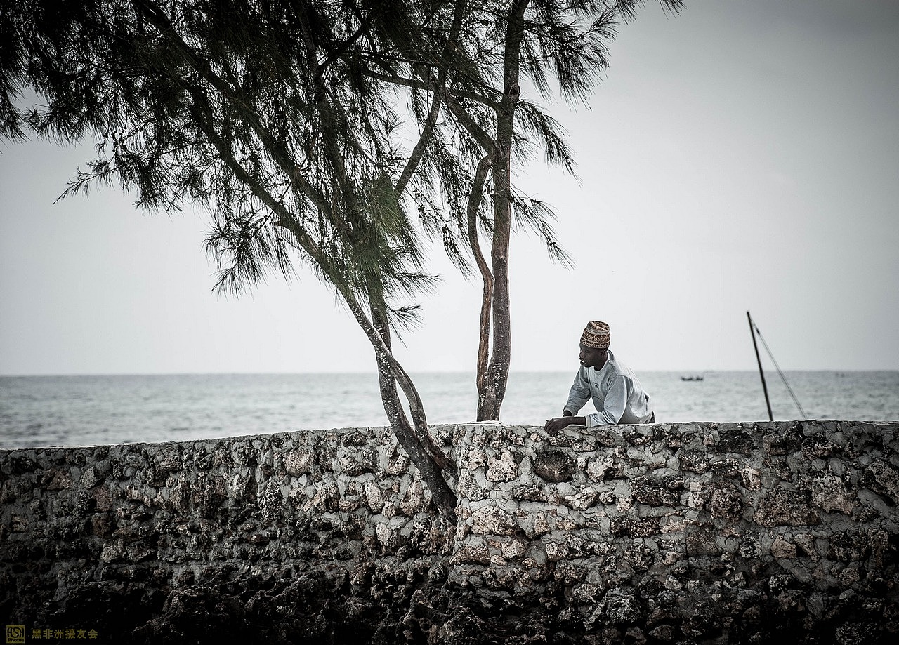 在海边,带着200头有一个好处,就是到处打人,却不会被他们发现。
一位依着海堤的少年。