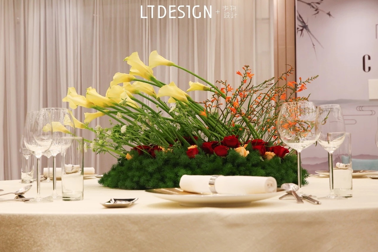 餐桌适合放植物图片 适合餐桌上摆放的绿植 | 犀牛图片网
