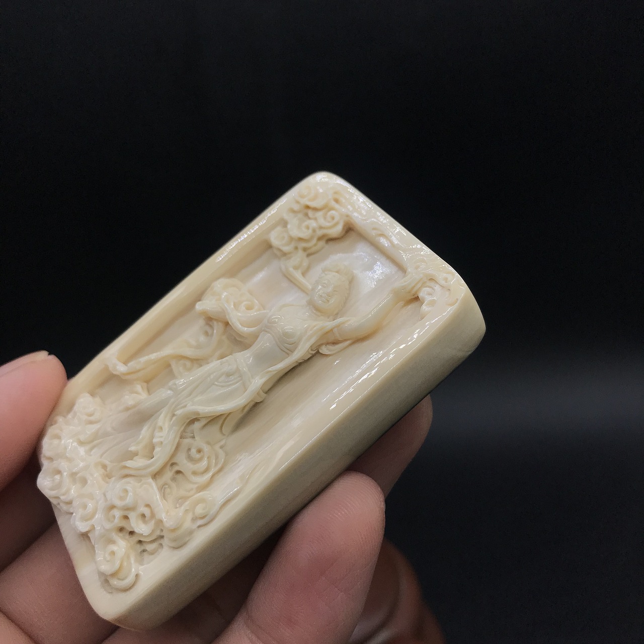 猛犸牙雕刻嫦娥奔月金亮大师牌子