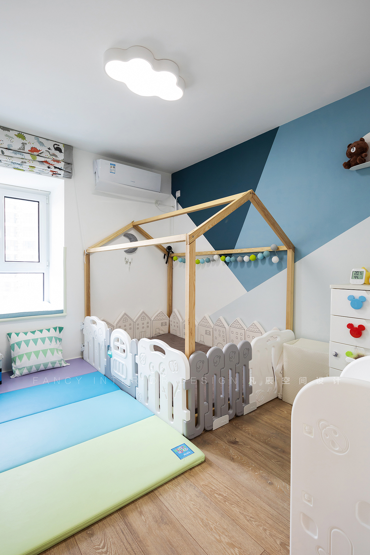 整个家里的颜色以蓝色贯穿起来,儿童房也少不了蓝色,以拼接的大色块