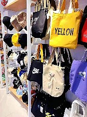 2021厂家供应名创优品货架进口零食陈列盒