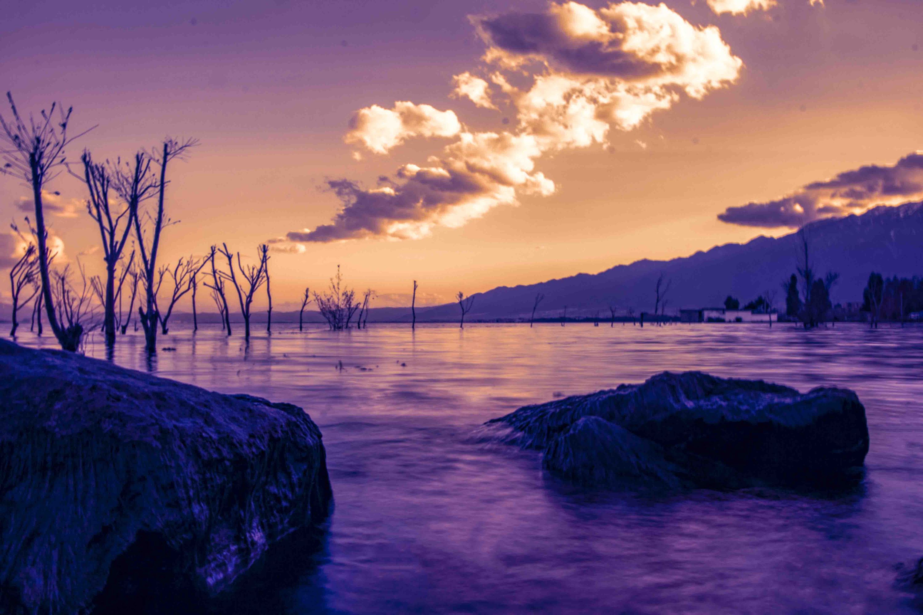 洱海清晨的彩霞倒映水中高清图片下载-正版图片500615608-摄图网
