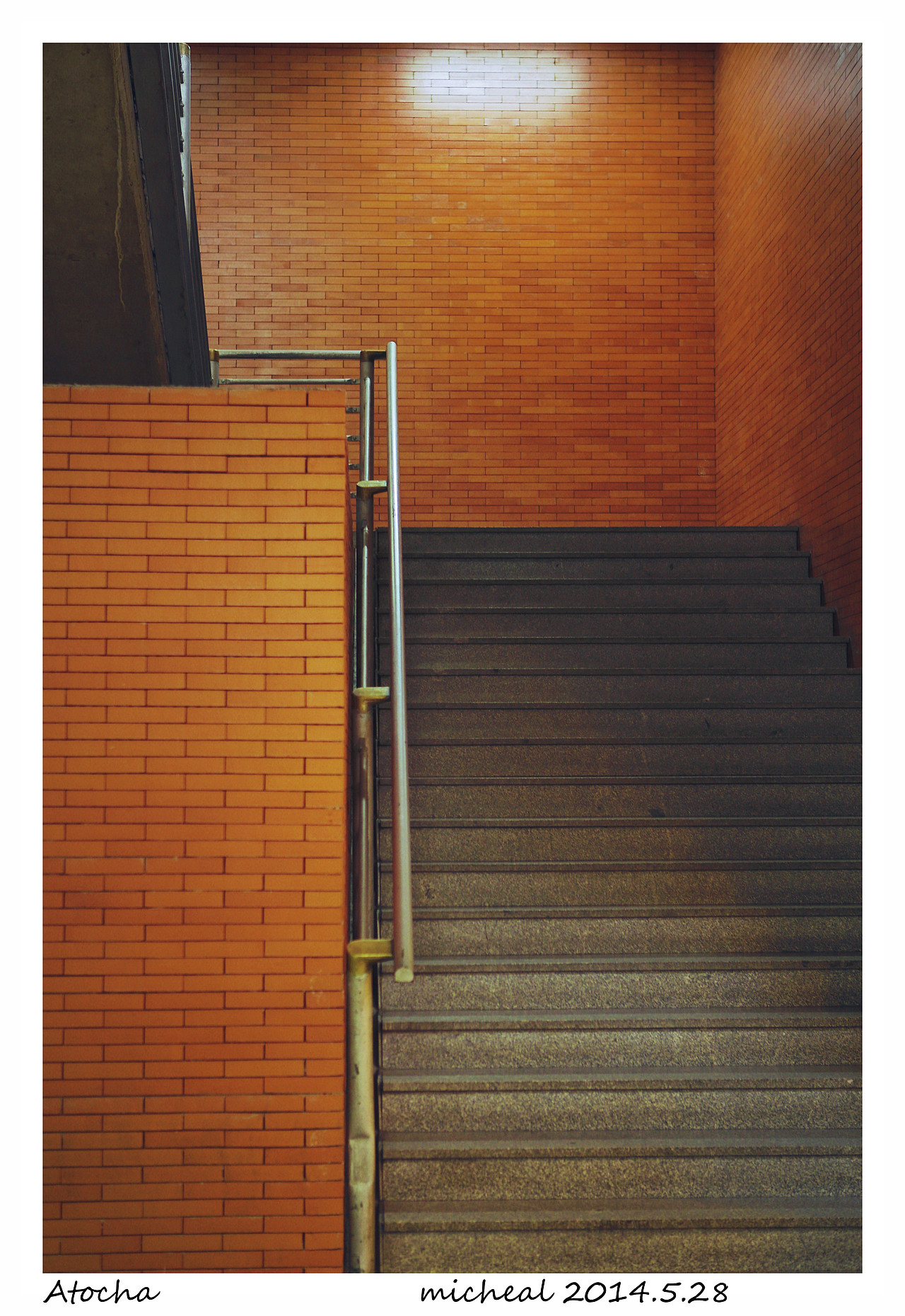 简单的交错式楼梯,色彩有些喜欢,而在这个电梯扶梯满地的地方,安静的