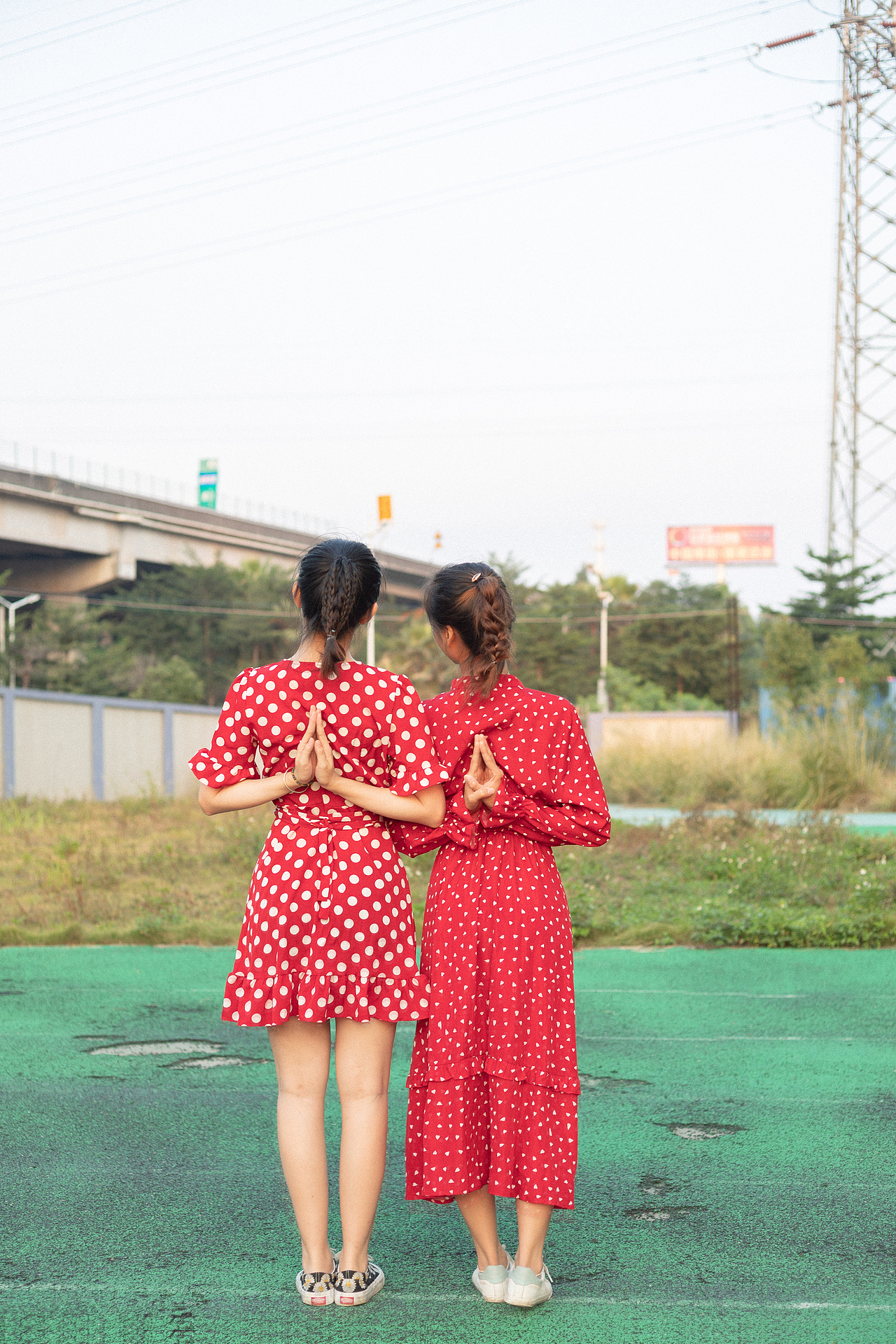 “姐妹装”（图ZMTgxMjgxMjIw） - 人像摄影 - 站酷设计师森山野仁的人原创素材 - 站酷ZCOOL