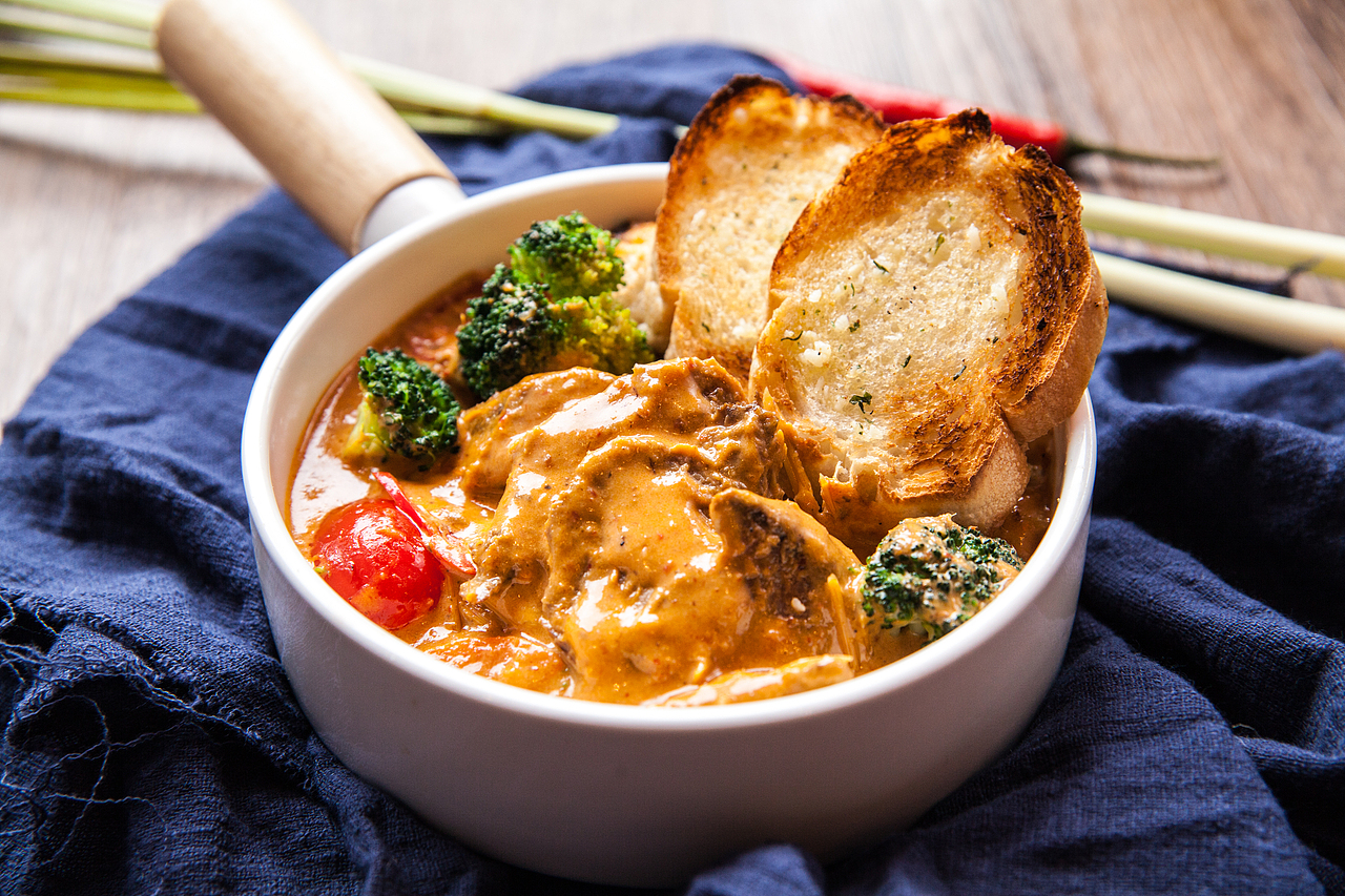 红咖喱牛肉配法棍