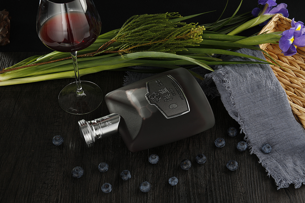 酒 酒水 蓝莓酒 洋酒 场景静物