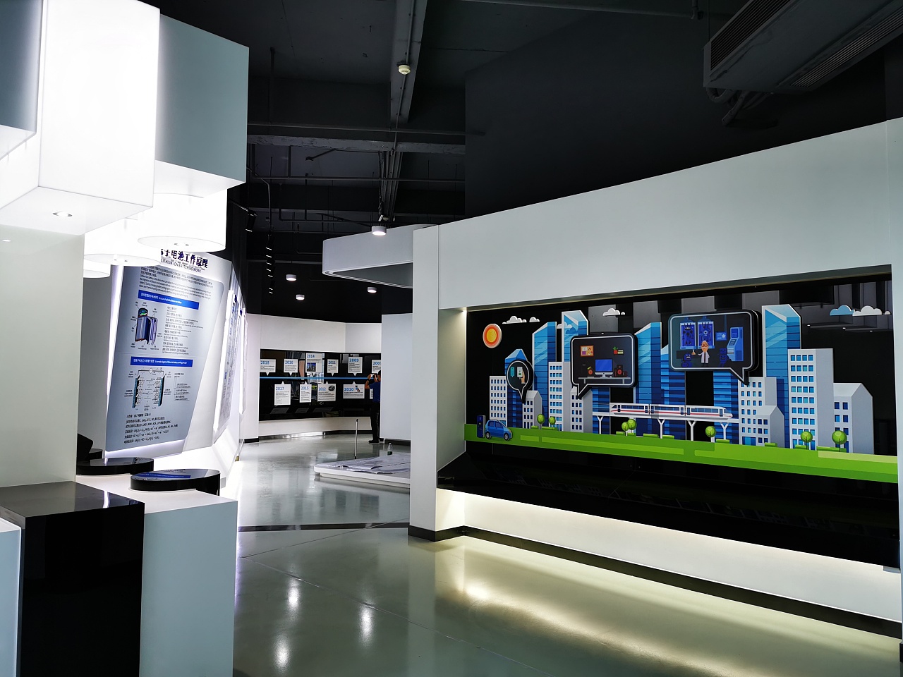 研发机构 主标题以及背板利用背发光烘托整个展厅科技氛围感,发光灯带