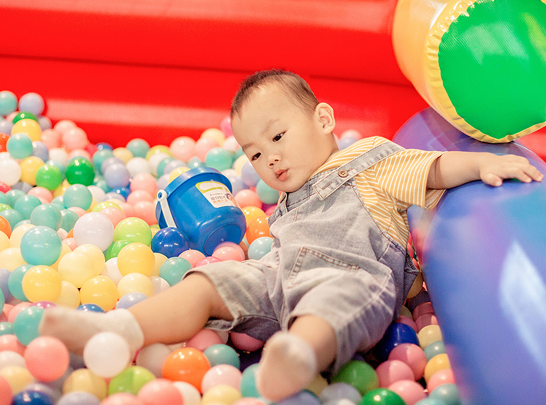 沉浸在海洋球的世界