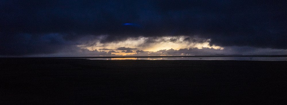 下午三四点,天又要黑了,然后一片云压下来 前方有块漏云的。。。简直就是天然IMAX==|