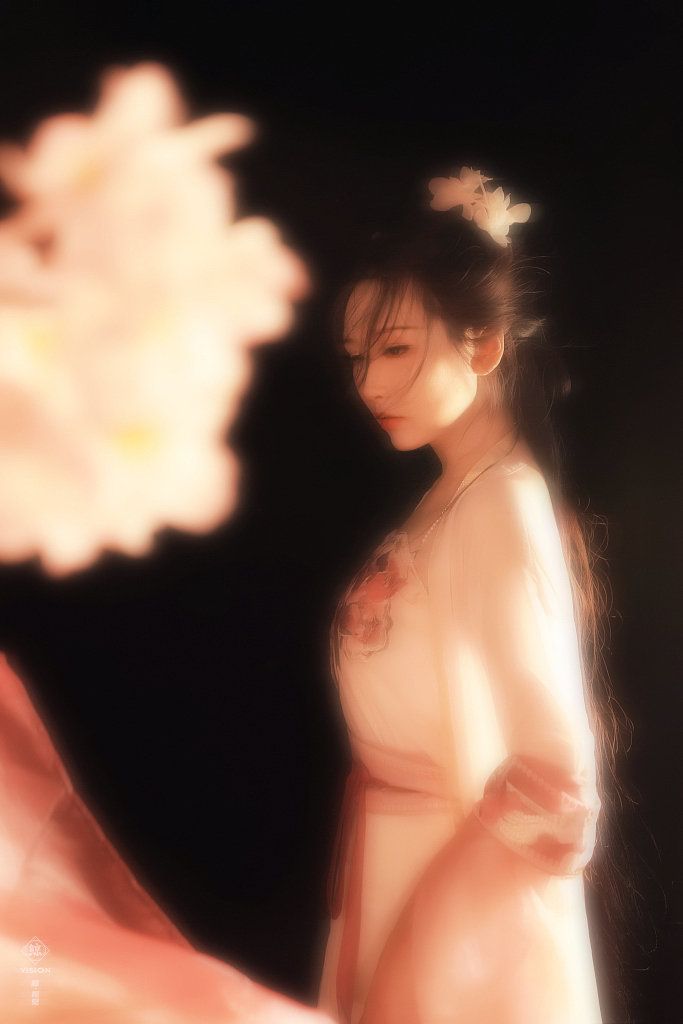 情人手里的朦胧感【汉服】（图ZMzE0MTU5Mzc2） - 人像摄影 - 站酷设计师摄影师Whale原创素材 - 站酷ZCOOL