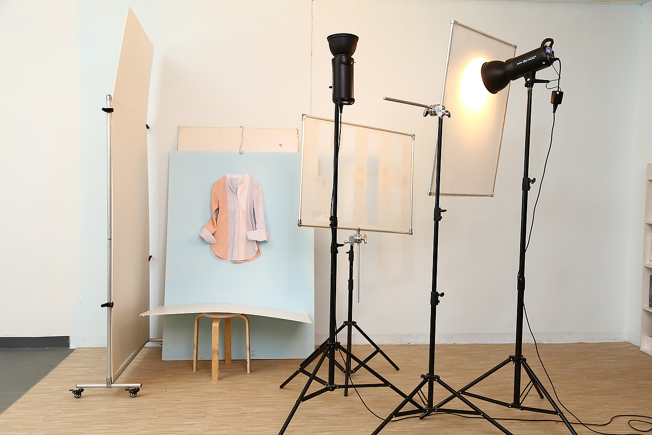 模拟自然光蓝色背景衬衫拍摄教学（图ZMTY0MDc0NTQ0） - 产品摄影 - 站酷设计师亮影图摄影道具原创素材 - 站酷ZCOOL