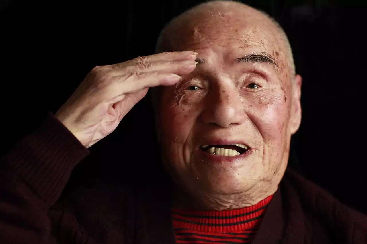 抗日胜利已经过去了70年,战争也离我们越来越远,而老兵也越来越少。当有一天,最后一位老兵也离开,世人再翻起那一张张泛黄的相片时,会想些什么呢?