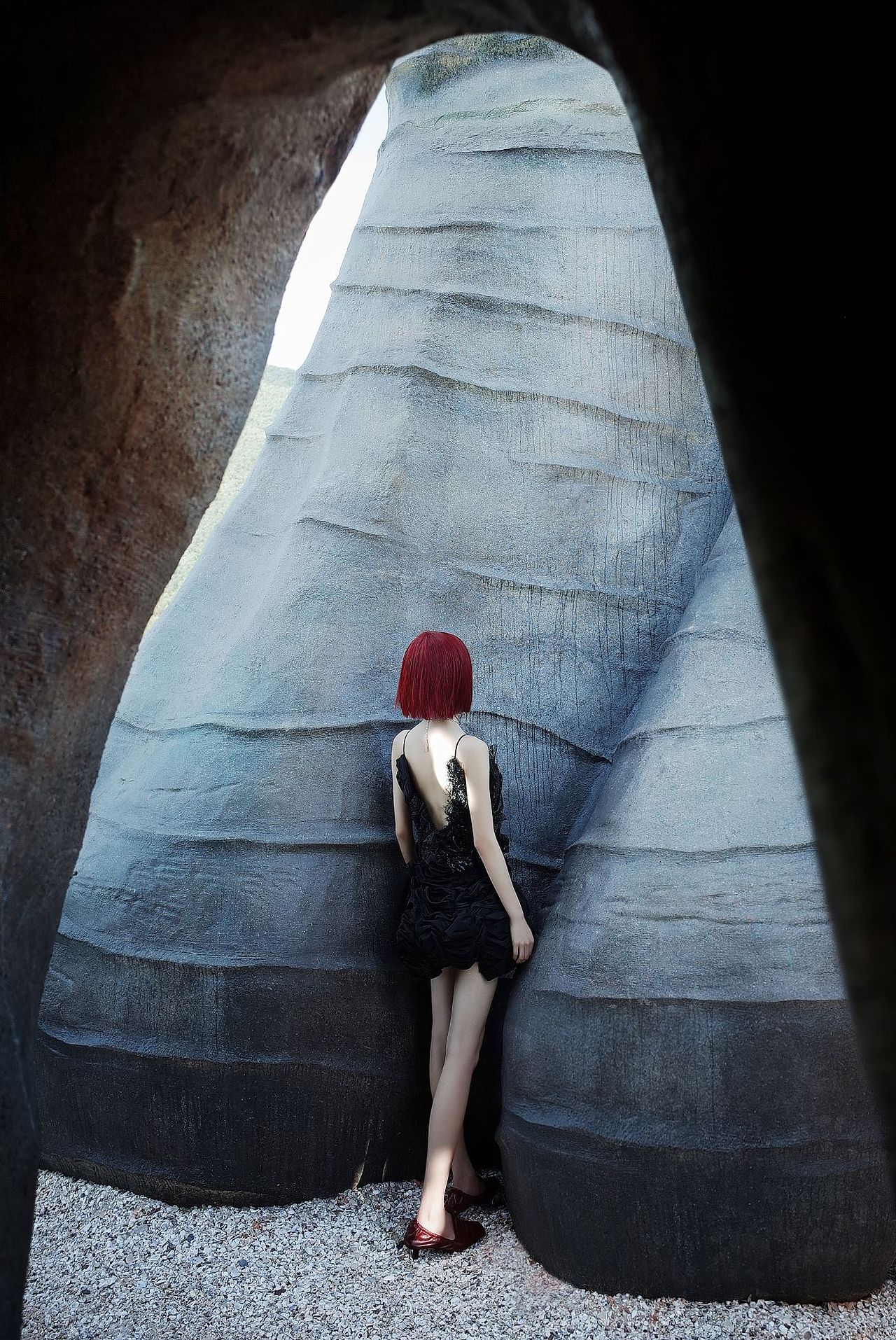 在山上拍照的女孩（图ZMzIzMDIwNDAw） - 时尚/艺术摄影 - 站酷设计师墨小影原创素材 - 站酷ZCOOL