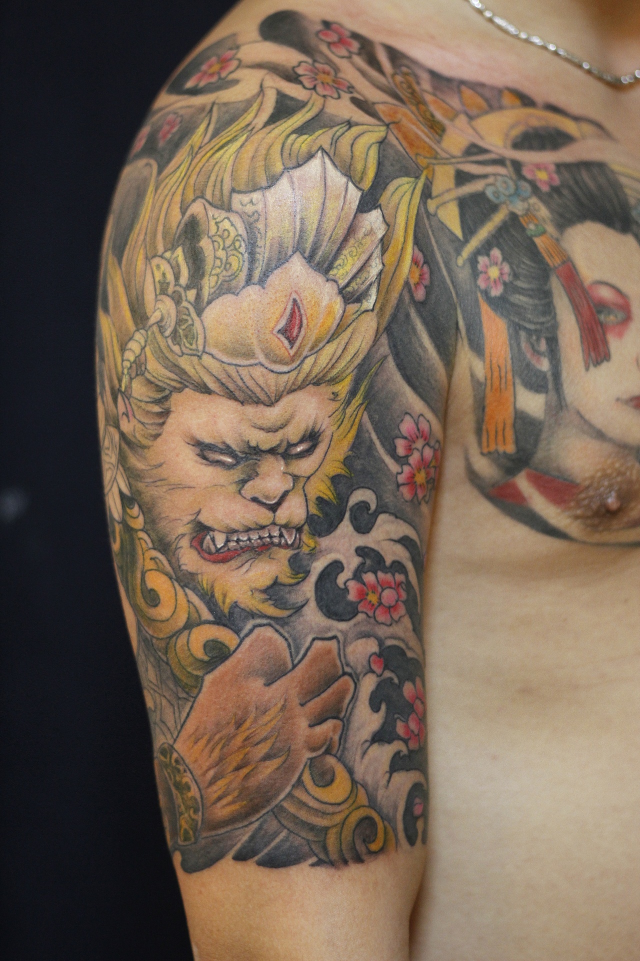 上海个性美女背部鬼面人身纹身图案-上海纹彩刺青
