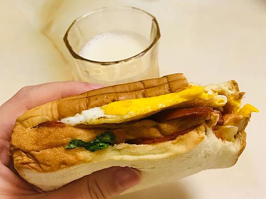 自制早餐：豆浆和三明治