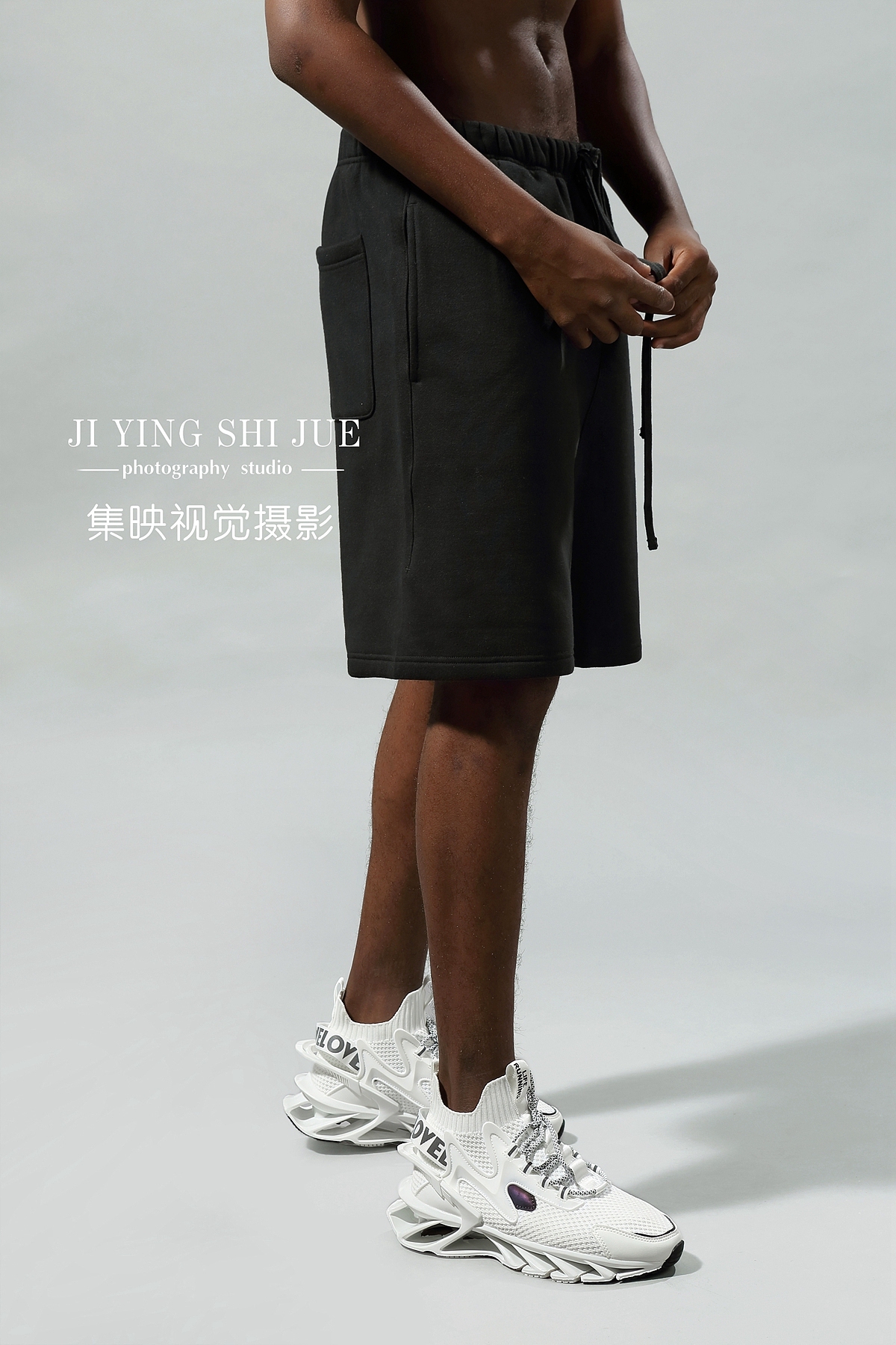 跨境品牌服装摄影潮男服饰拍照黑人模特拍摄室内棚拍图