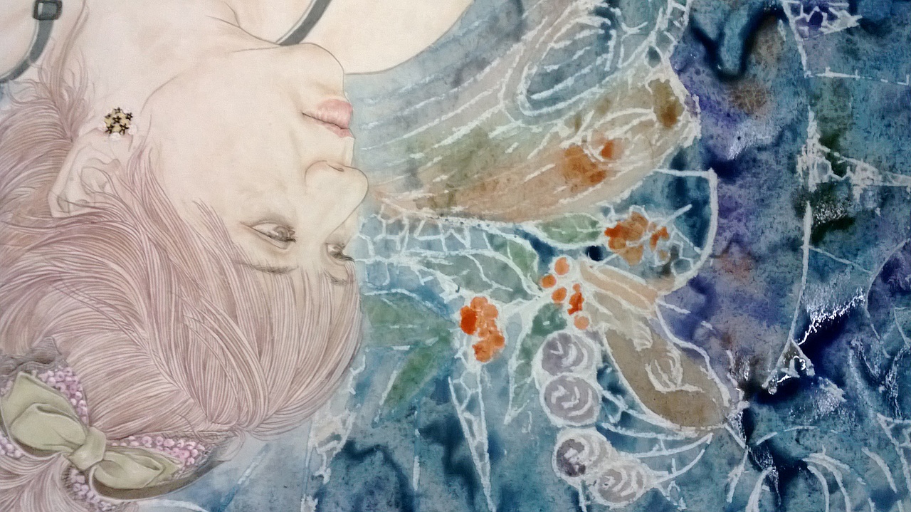 背景是以孔雀为主,对应本人物手中的孔雀羽毛。