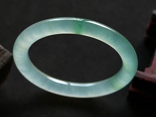 冰种飘绿翡翠手镯