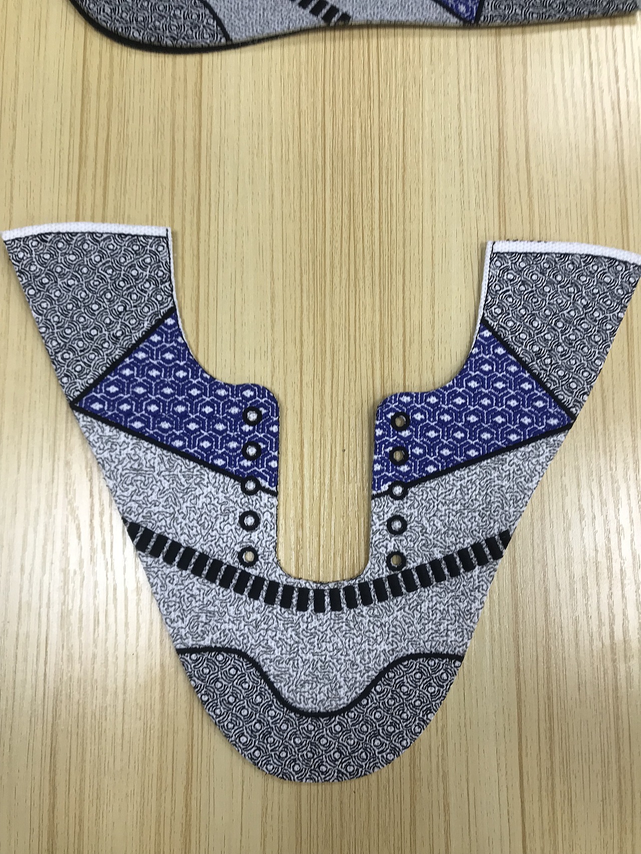 分享收藏鞋材图案设计鞋材纺织鞋面设计工业级产品设计海报关爱自己