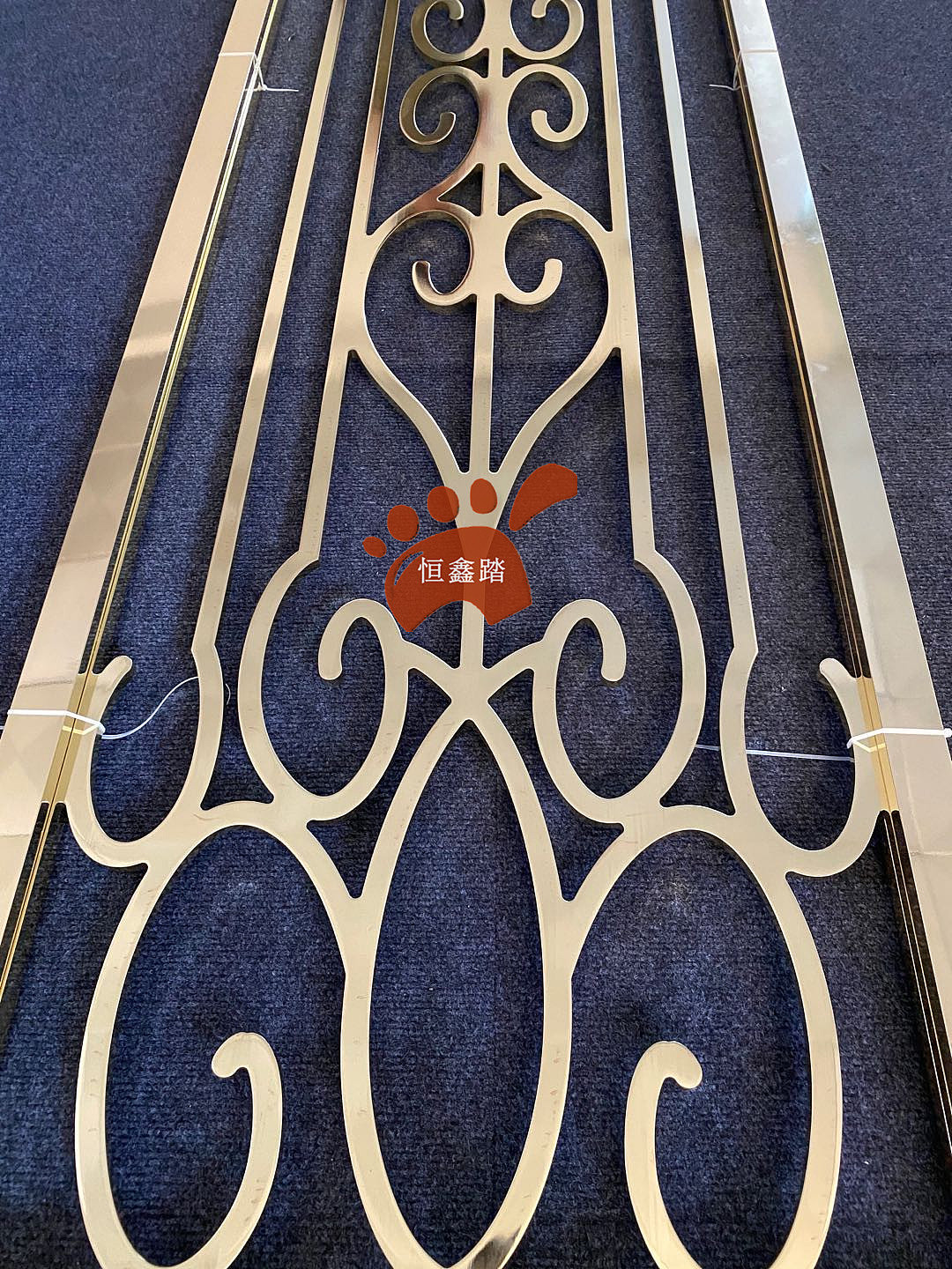 水镀K金铝艺花格，客厅玄关装饰隔断，家装屏风（图ZMjE2NzY2MjQ0） - 宣传物料 - 站酷设计师v13531301949原创素材 - 站酷ZCOOL