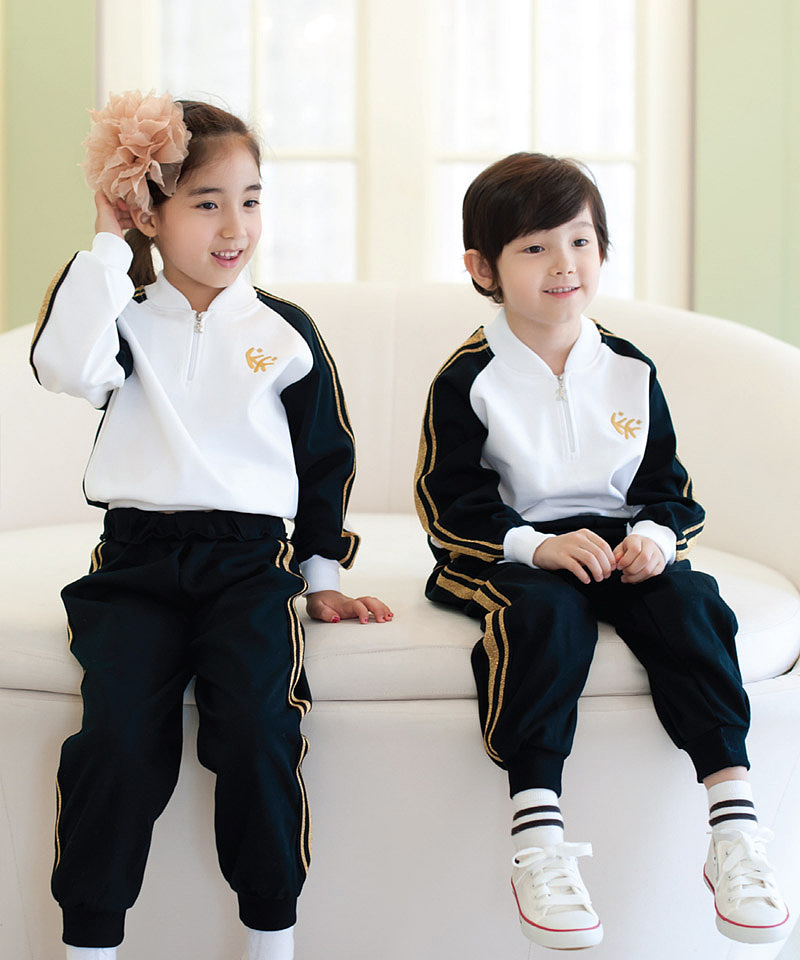 在我国大陆地区,小学初中以及高中的校服主要以都是偏简单的运动款为