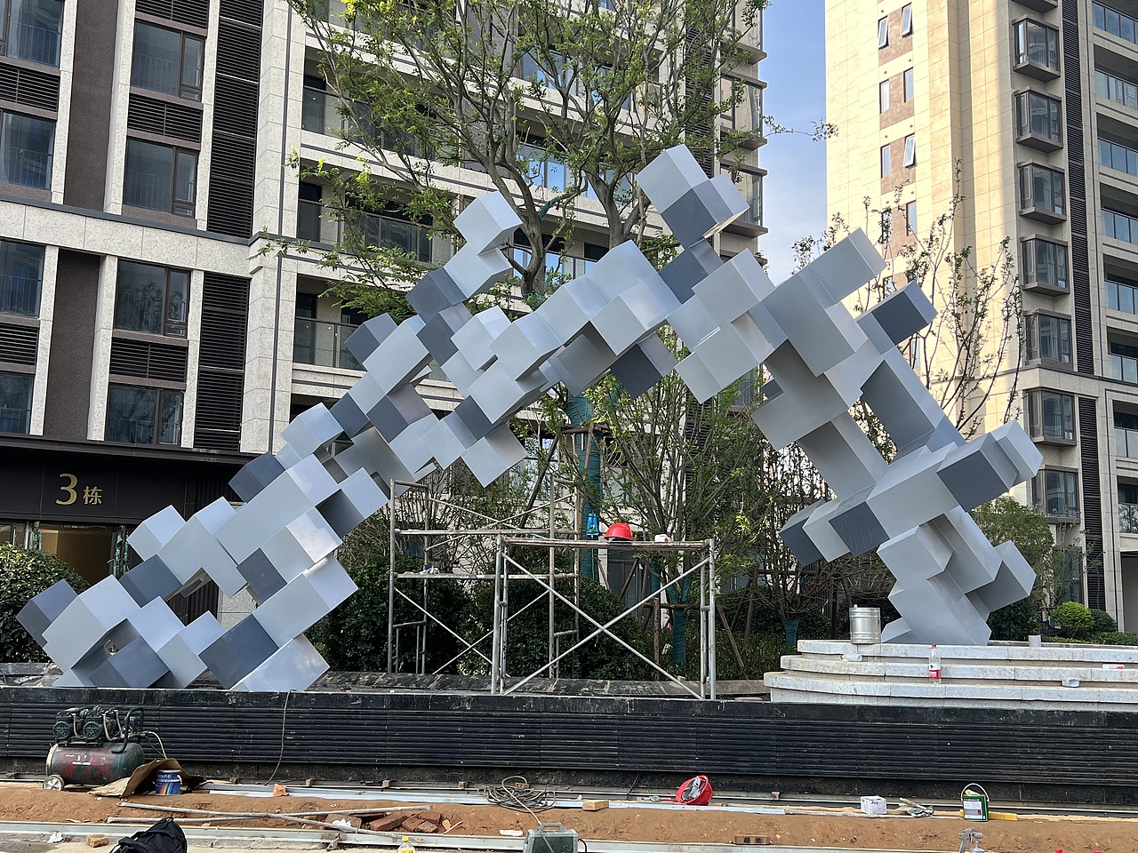 南昌-高端-小区-大门-水景-正方体-雕塑-制作过程展示（图ZMzQ4NzgwMDQ0） - 雕塑 - 站酷设计师德森雕塑标识景观原创素材 - 站酷ZCOOL