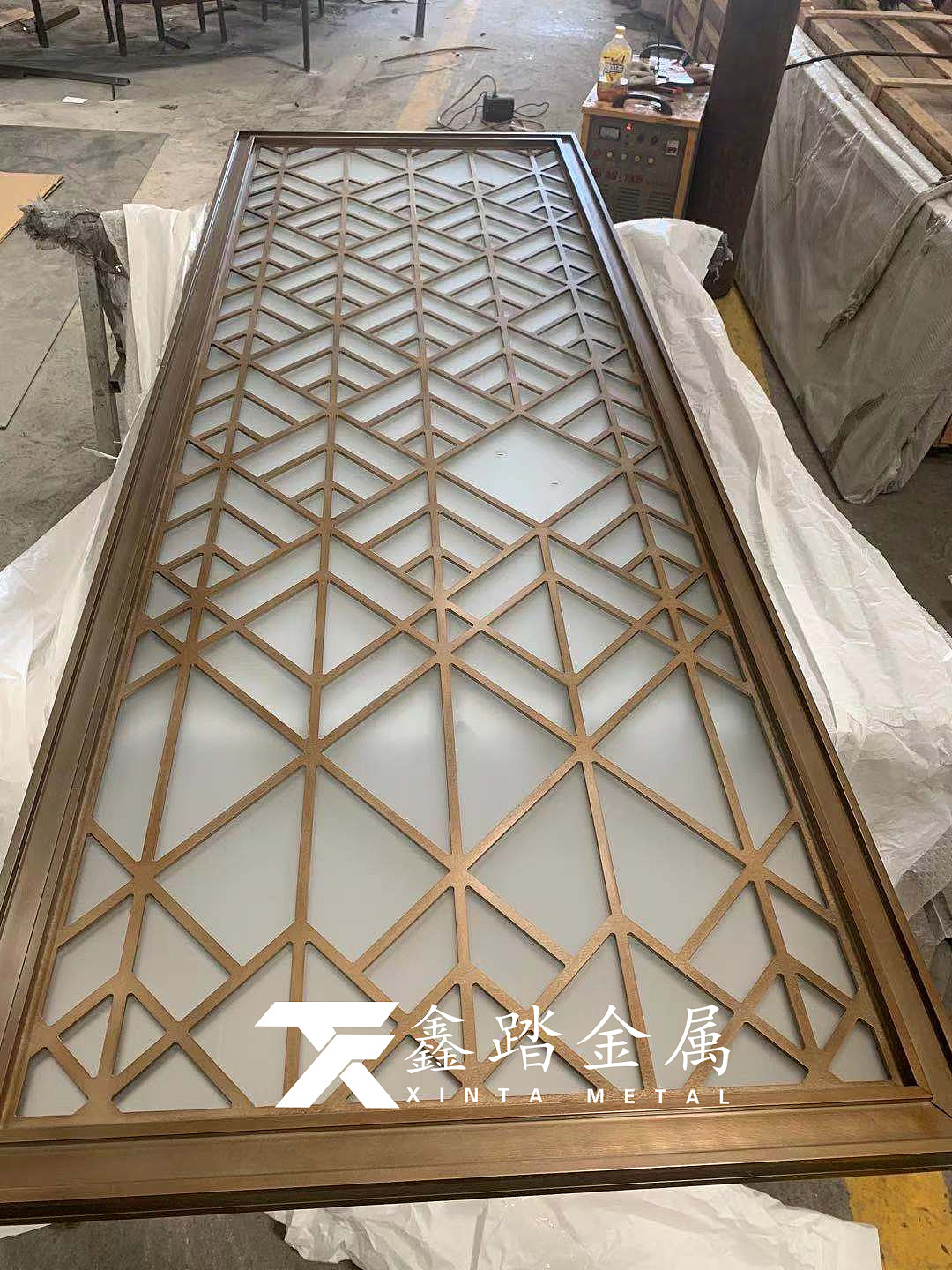 乱纹钛金实心铝板雕花中夹8mm白砂钢化玻璃隔断实拍图