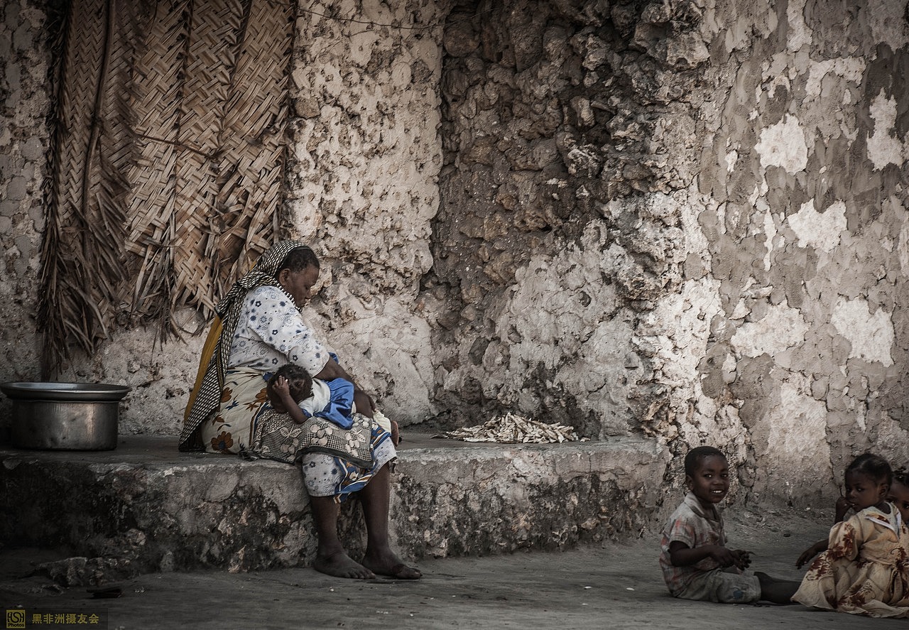 我寻着哭声拍到了一位正在给孩子换尿片的妈妈,前面还坐着3个娃,我估计都是她家的。