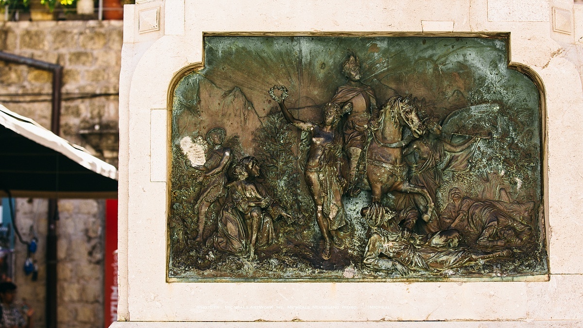 盲猜一个圣布莱斯凯旋一类的浮雕主题好了0 0~这座城内部走起来小巷众多所以还是能用掉很多时间的，精妙的细节不断出现根本来不及拍完，只能说做一个引子来罢了。
