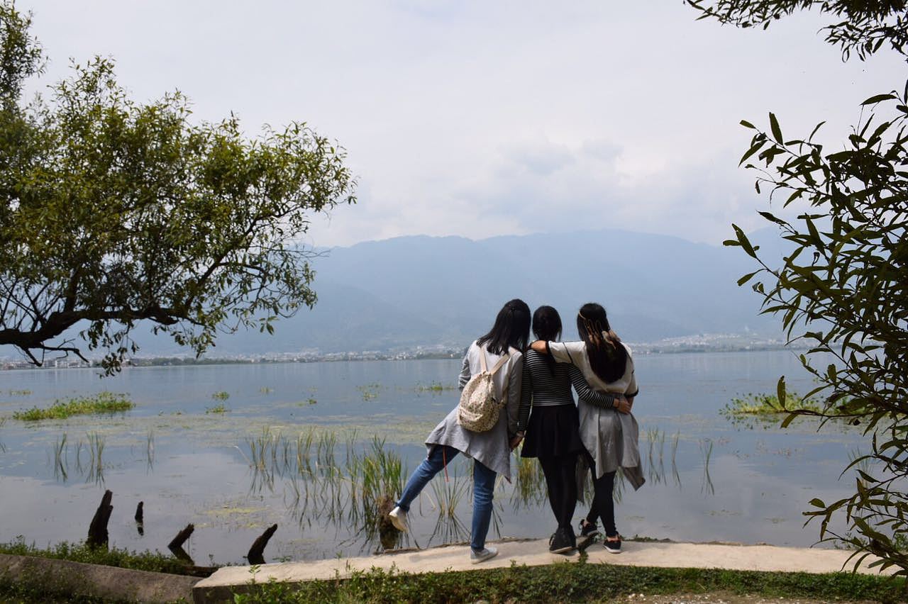 三个妹子的背影,好温馨