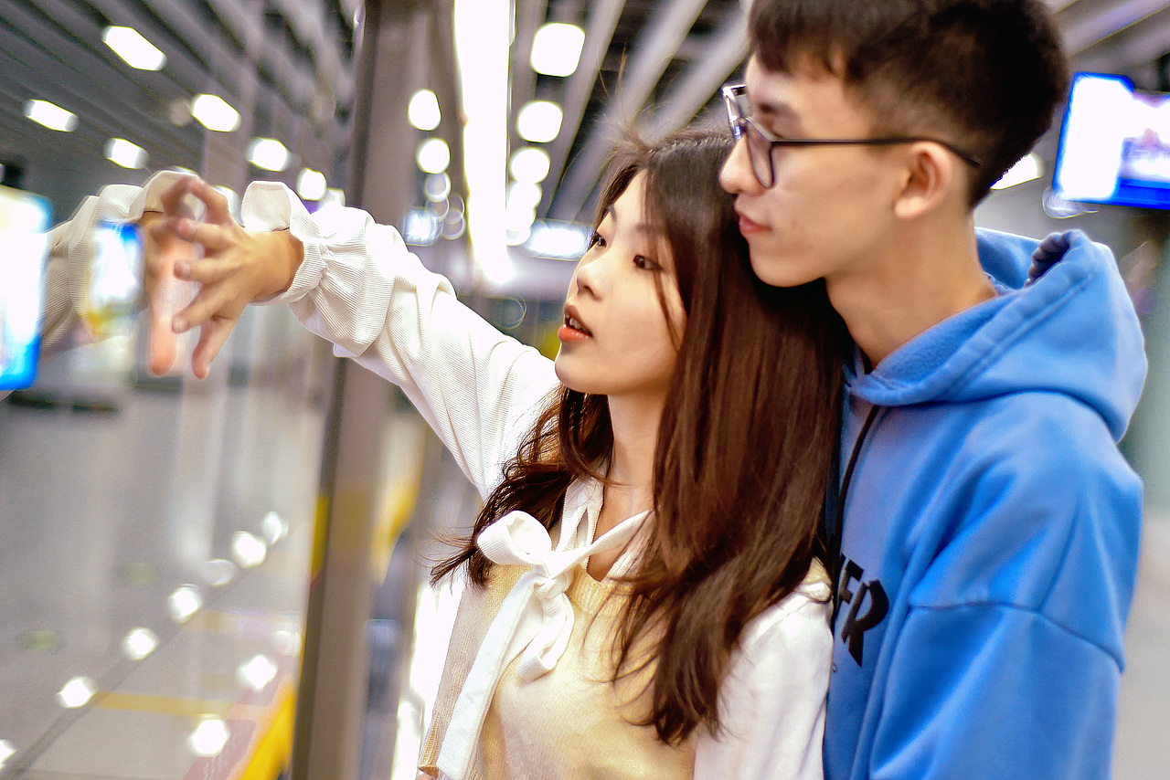 广州地铁情侣拍摄