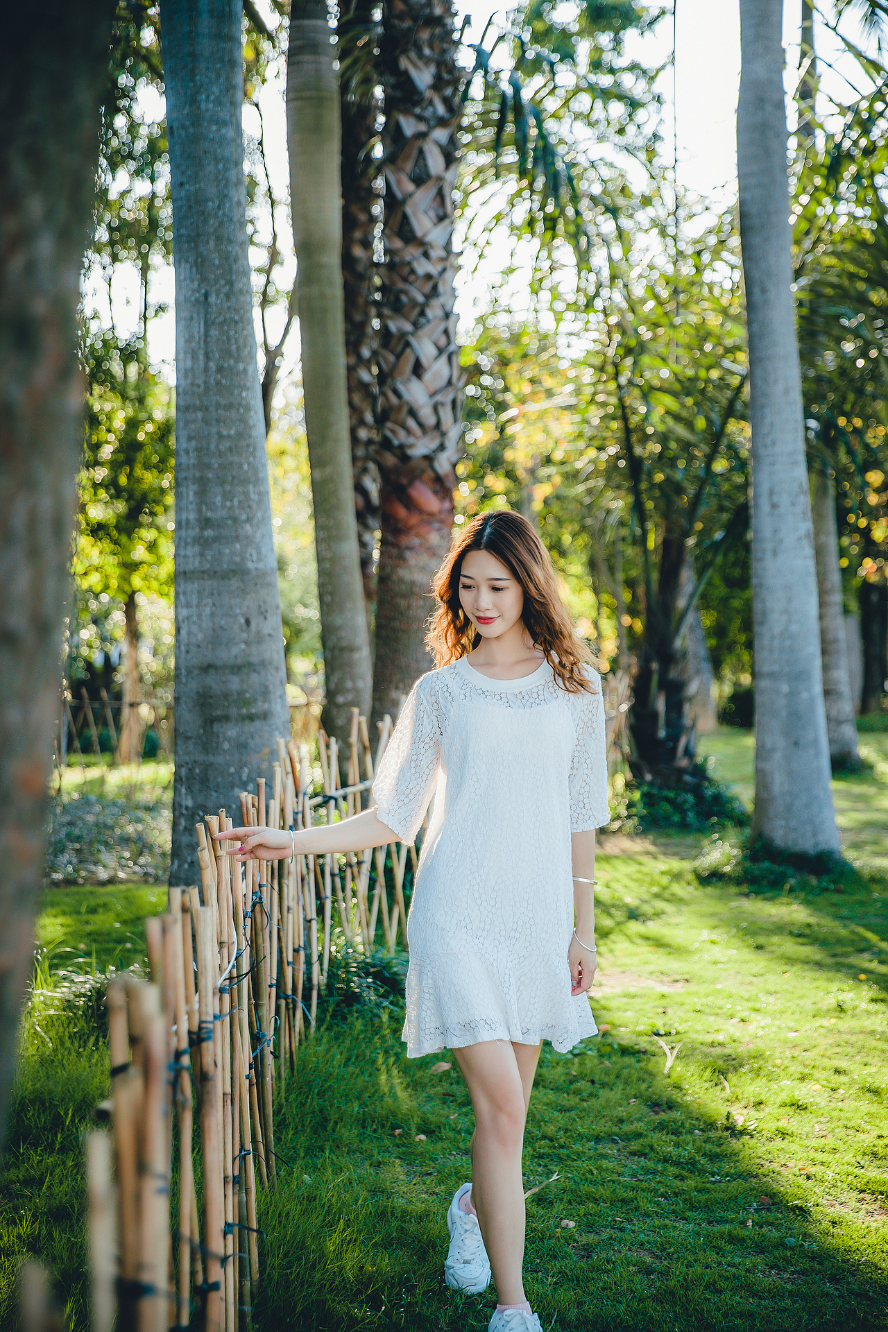 人像摄影:游乐场少女,阳光、草地、摩天轮、旋转木马