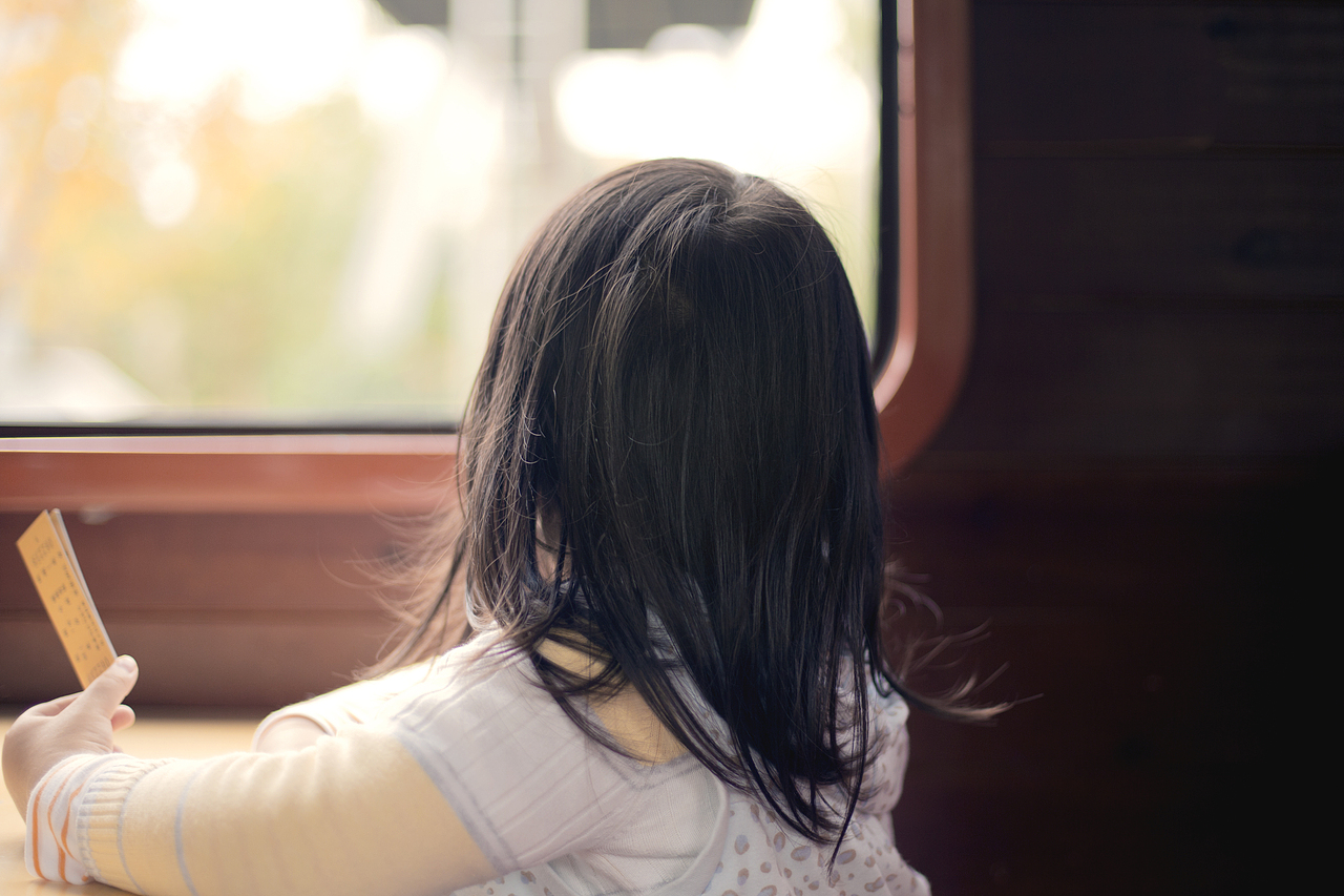 小火车上的小女孩