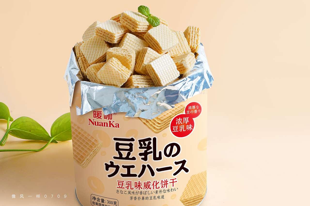 小圆饼干/酸奶麦片/豆乳威化/咸蛋黄饼干等零食摄影图