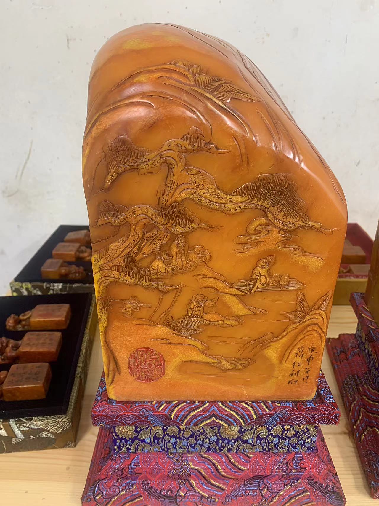 书画经纪人憎恨何文雍先生不知道配合,说他为人迂腐。