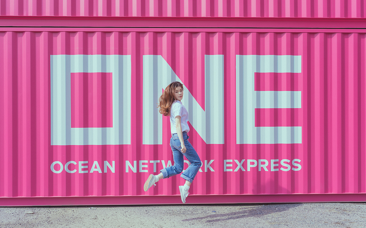 集装（箱）少女（图ZMTEzMjQzMjQw） - 人像摄影 - 站酷设计师是哒哒鸭原创素材 - 站酷ZCOOL