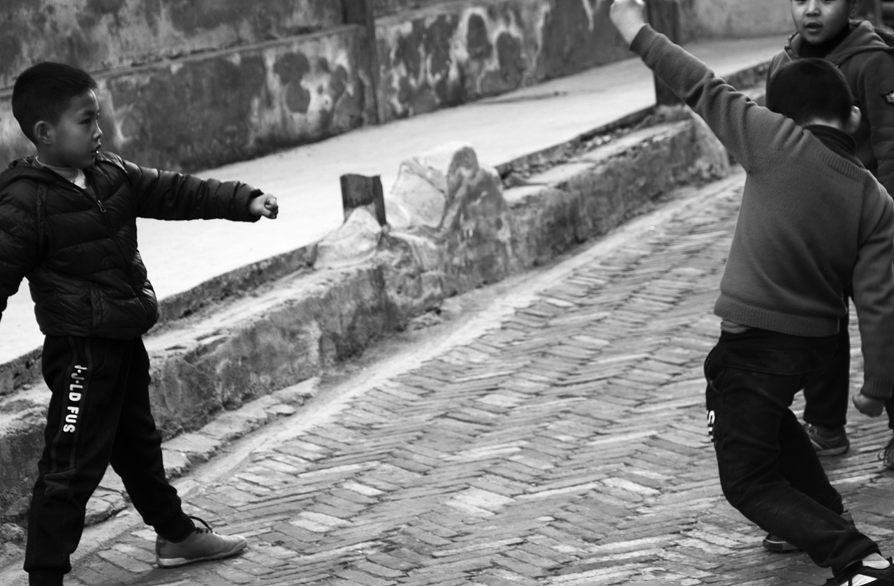 街头——《候》（图ZMTM3MjExNjAw） - 人文/纪实摄影 - 站酷设计师Solokoala原创素材 - 站酷ZCOOL