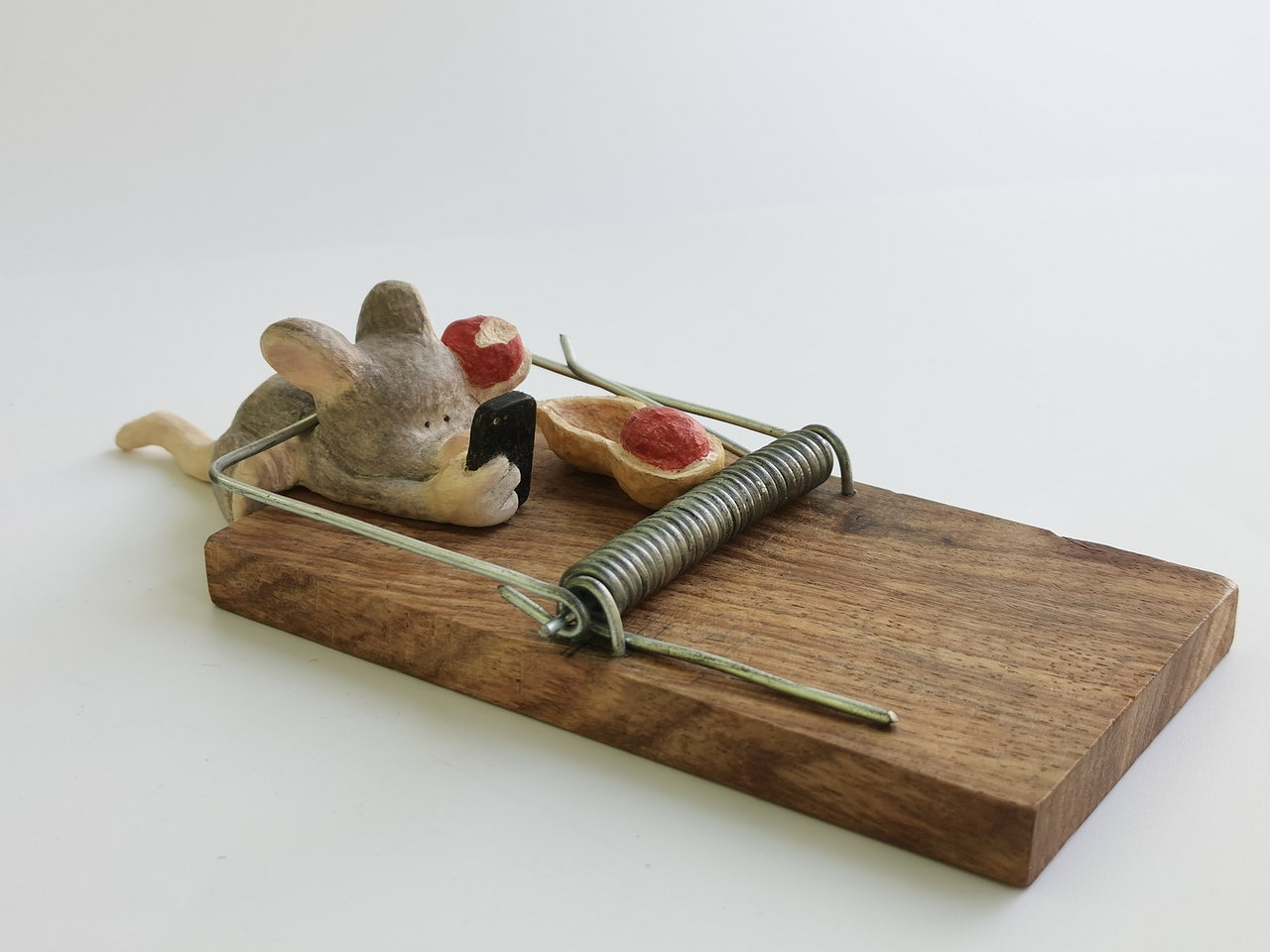 创意木雕“手机狂热”——当动物们也玩起了手机