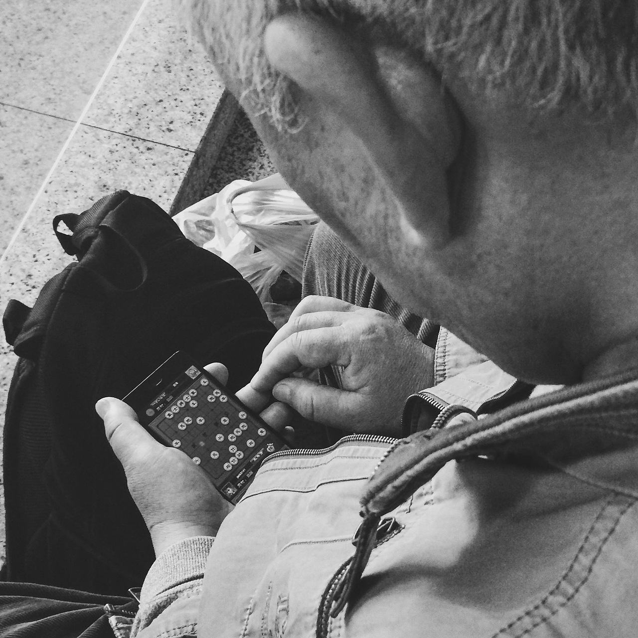 当手机成了我们唯一的玩伴（图ZNDc3NTI4NjA=） - 人文/纪实摄影 - 站酷设计师OldWhale原创素材 - 站酷ZCOOL