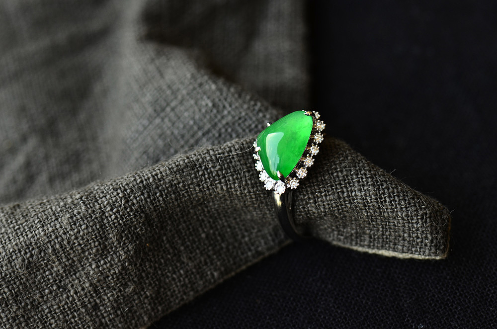 自然光下的翡翠才是真实的翡翠-精品篇