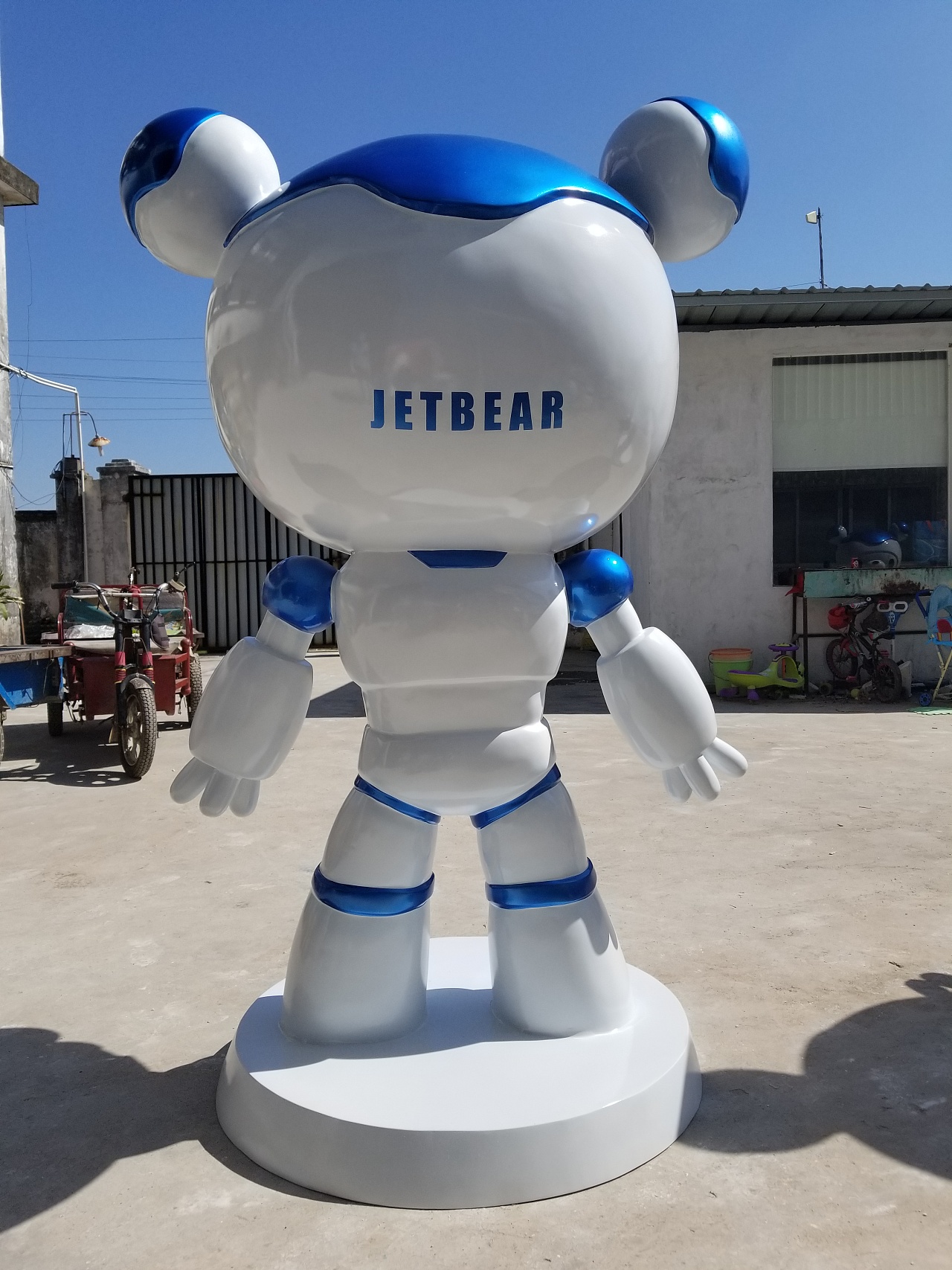 来图定制科技感满满的玻璃钢ai机器人外壳造型雕塑摆件