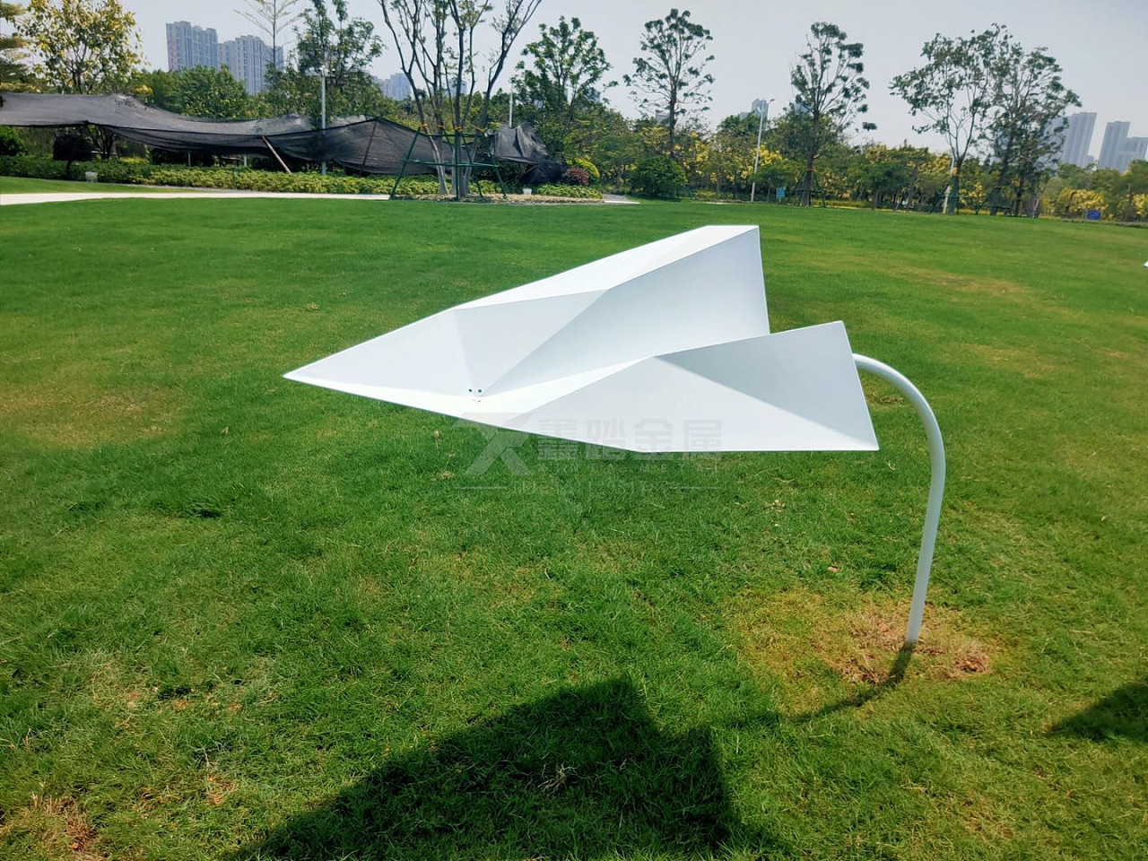 绿地不锈钢飞机雕塑白色烤漆园林景观雕塑洁白无瑕
