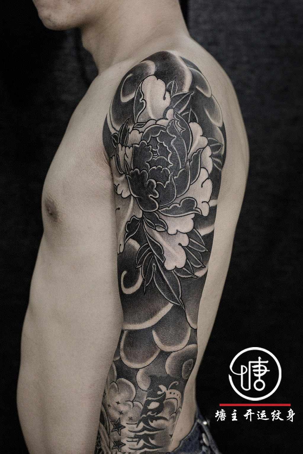 花臂纹身,牡丹纹身,牡丹花臂纹身,遮盖纹身,黑色纹身,花臂纹身,传统