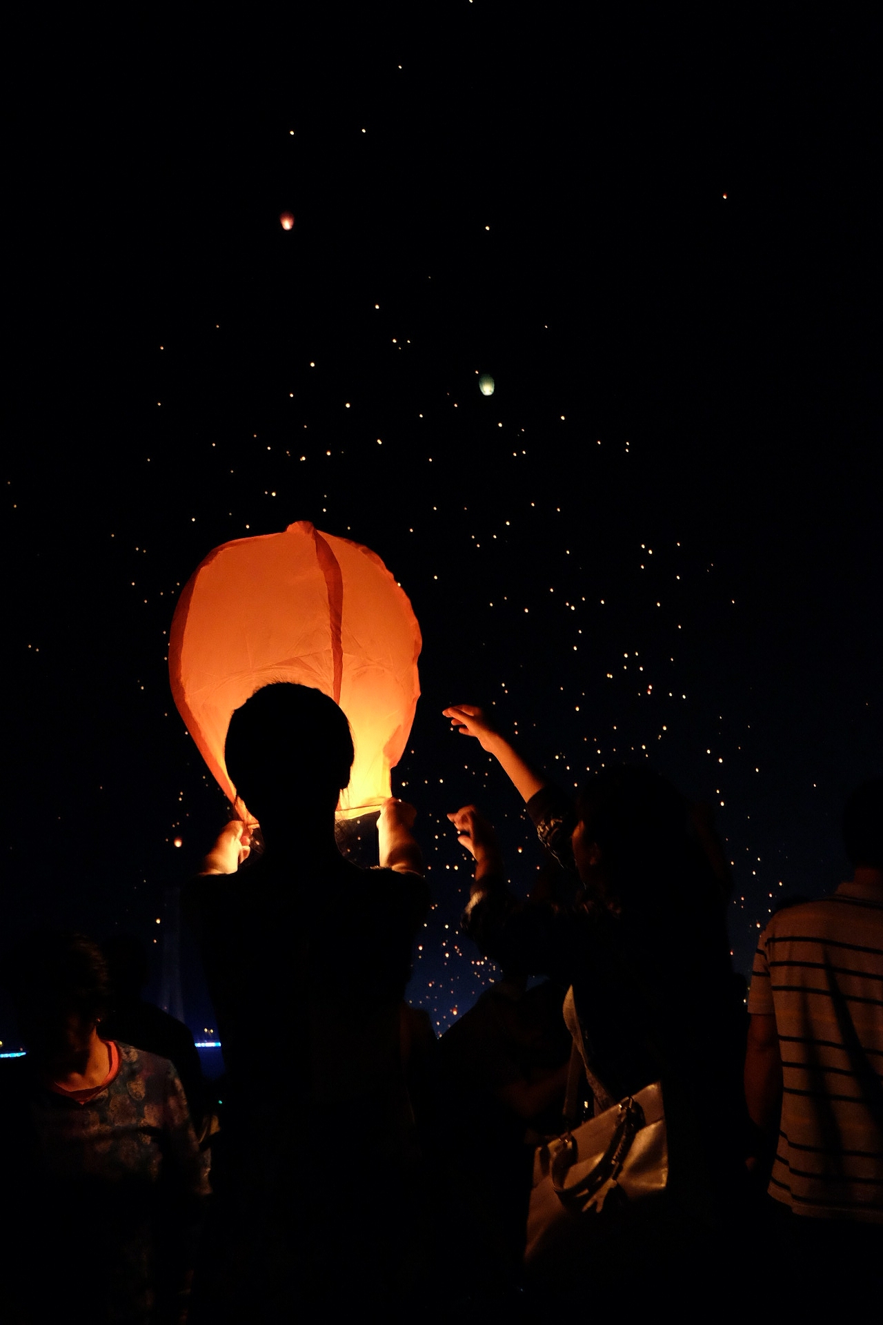 西双版纳2015（景洪市）泼水节放孔明灯（图ZMjkzMDU1OTI=） - 人文/纪实摄影 - 站酷设计师我是养鸡大户原创素材 - 站酷ZCOOL