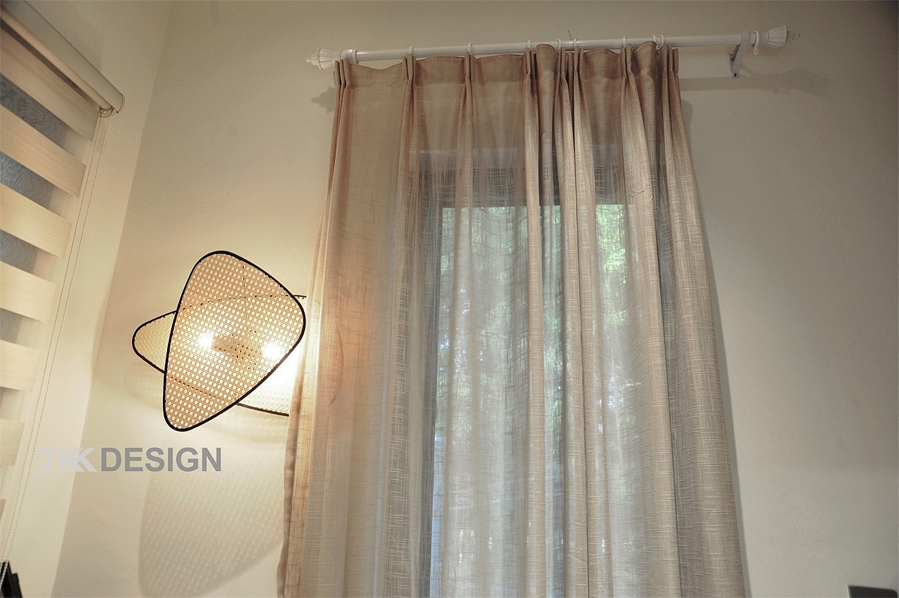 明装白色罗马杆，纯亚麻窗帘，墙面搭配藤艺编织网格灯罩，艺术个性，营造自然静谧的氛围。