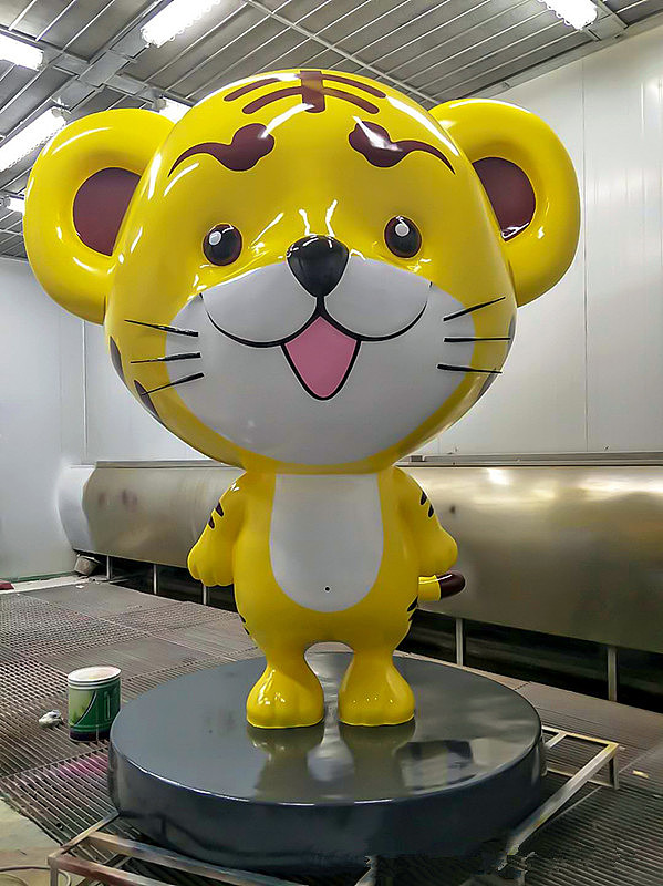 威严酷萌的玻璃钢卡通粤虎形象雕塑是传递健康人生标志