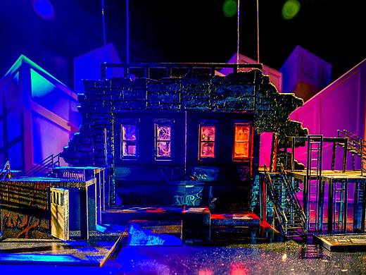 舞美系毕计音乐剧《吉屋出租》模型设计及定格动画展示