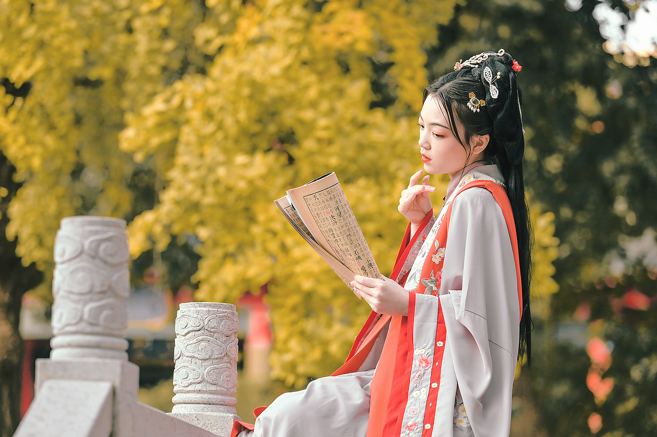 文杏栽为梁，香茅结为宇. 